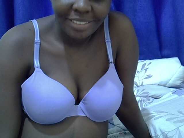 le modèle Sweet-0012 est en webcam porno dans un show sur le site bongacams, il possède les tags suivants: Ebony,Brunette,Shaved