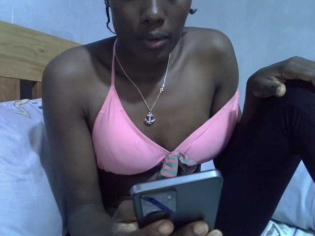 le modèle Sassy041 est en webcam porno dans un show sur le site bongacams, il possède les tags suivants: Ebony,Brunette,Trimmed