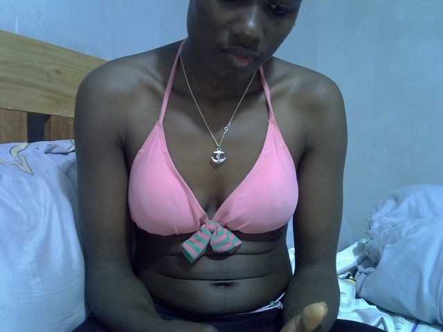 le modèle Sassy041 est en webcam porno dans un show sur le site bongacams, il possède les tags suivants: Ebony,Brunette,Trimmed