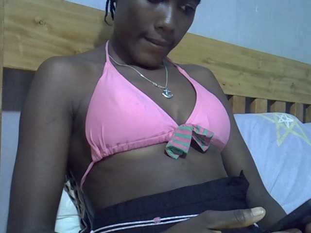 le modèle Sassy041 est en webcam porno dans un show sur le site bongacams, il possède les tags suivants: Ebony,Blonde,Trimmed