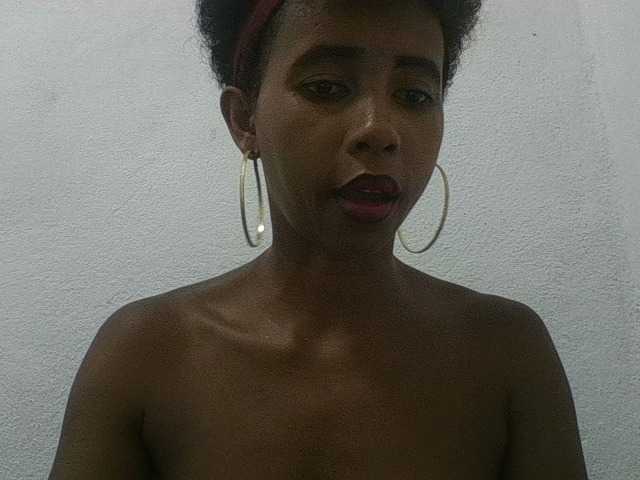 le modèle zelioness est en webcam porno dans un show sur le site bongacams, il possède les tags suivants: Ebony,Brunette,Hairy