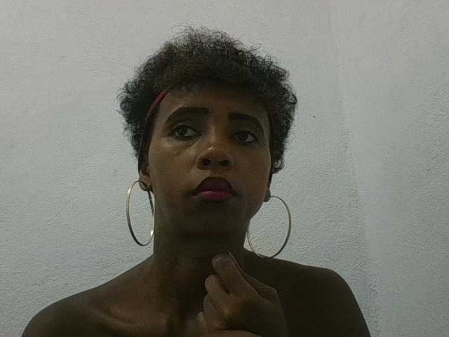 le modèle zelioness est en webcam porno dans un show sur le site bongacams, il possède les tags suivants: Ebony,Brunette,Hairy