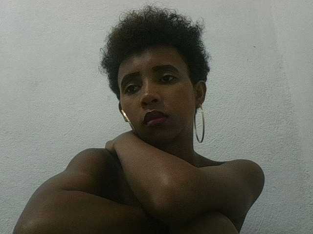 le modèle zelioness est en webcam porno dans un show sur le site bongacams, il possède les tags suivants: Ebony,Brunette,Hairy