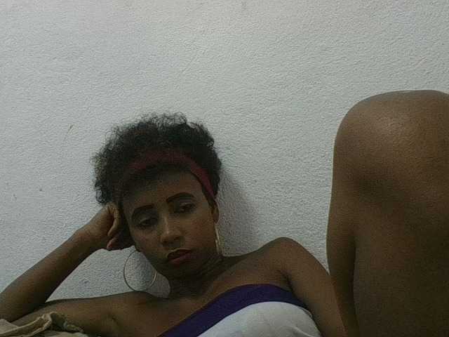 le modèle zelioness est en webcam porno dans un show sur le site bongacams, il possède les tags suivants: Ebony,Brunette,Hairy