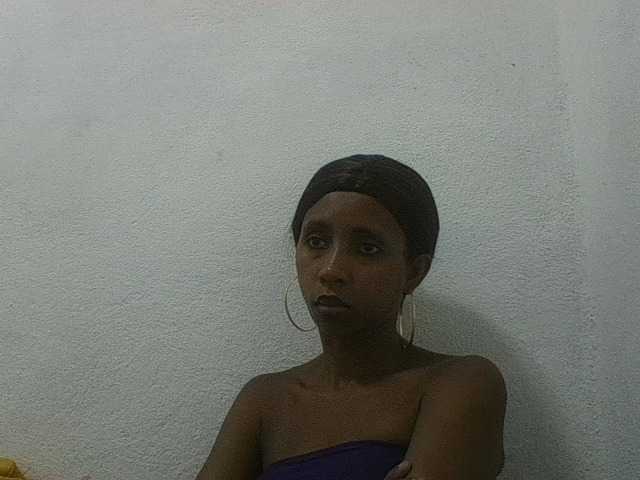 zelioness est une amatrice française qui fait des lives amateur se produisant sur BongaCams. Voici les charactéristiques d'amatrice française de zelioness : Ebony,Brunette,Hairy,