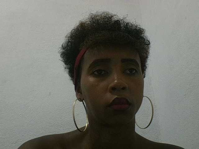 le modèle zelioness est en webcam porno dans un show sur le site bongacams, il possède les tags suivants: Ebony,Brunette,Hairy