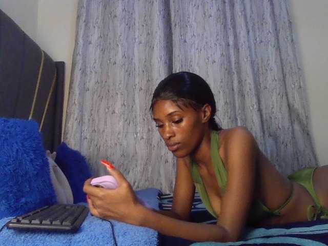 Fl0werssxoxo's BongaCams show and profile