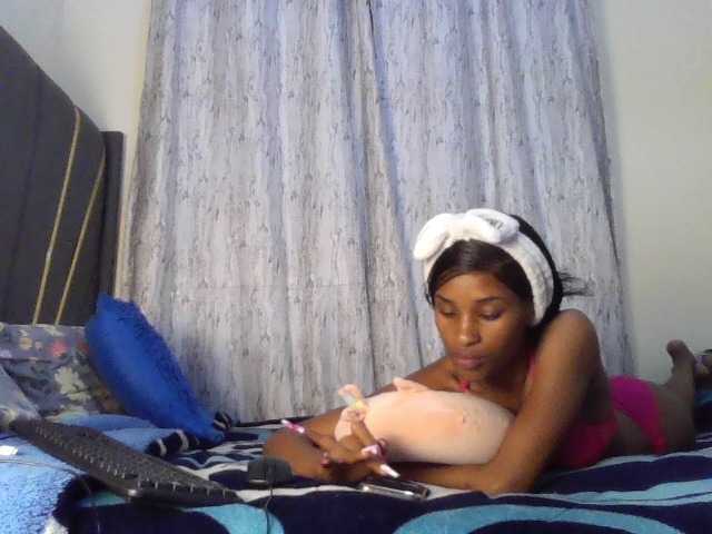 Fl0werssxoxo's BongaCams show and profile