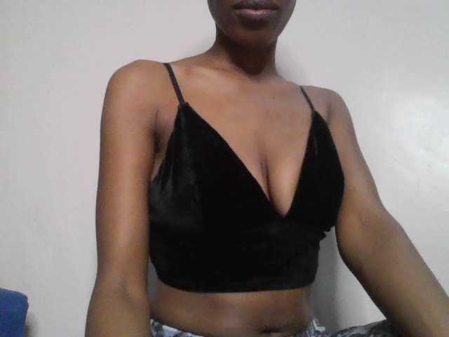 Fl0werssxoxo's BongaCams show and profile