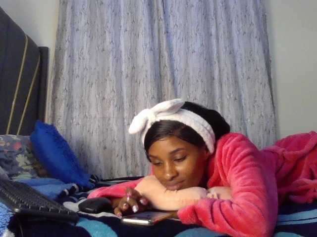 Fl0werssxoxo's BongaCams show and profile