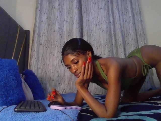 Fl0werssxoxo's BongaCams show and profile