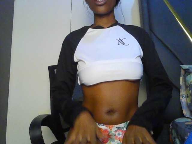 Fl0werssxoxo's BongaCams show and profile