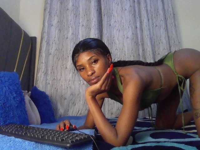 Fl0werssxoxo's BongaCams show and profile