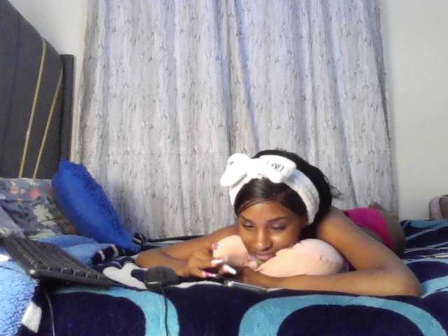 Fl0werssxoxo's BongaCams show and profile