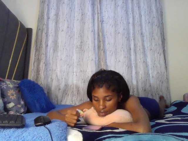 Fl0werssxoxo's BongaCams show and profile