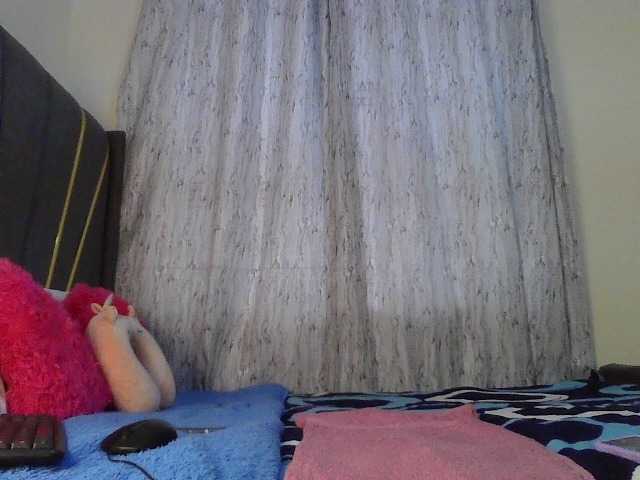 Fl0werssxoxo's BongaCams show and profile