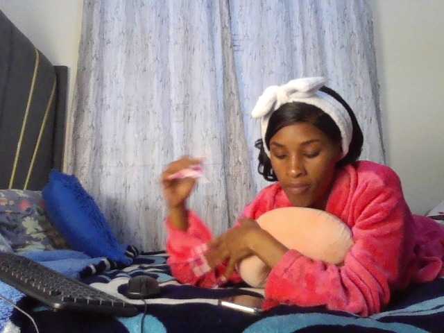 Fl0werssxoxo's BongaCams show and profile