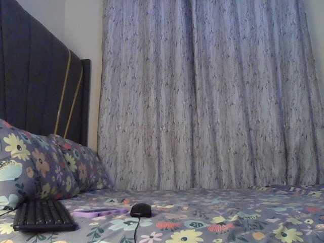 Fl0werssxoxo's BongaCams show and profile