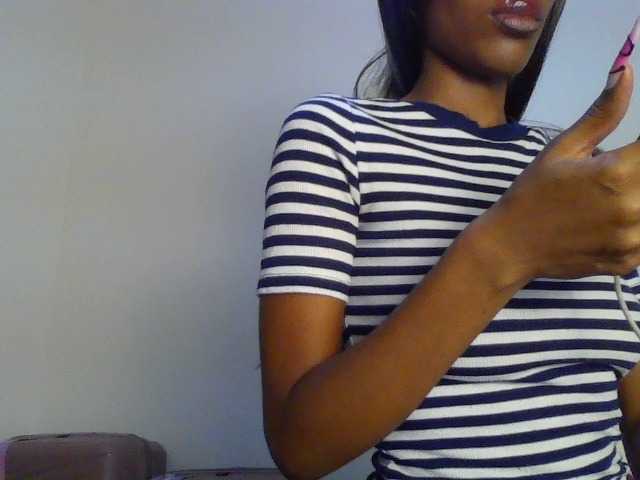 Fl0werssxoxo's BongaCams show and profile