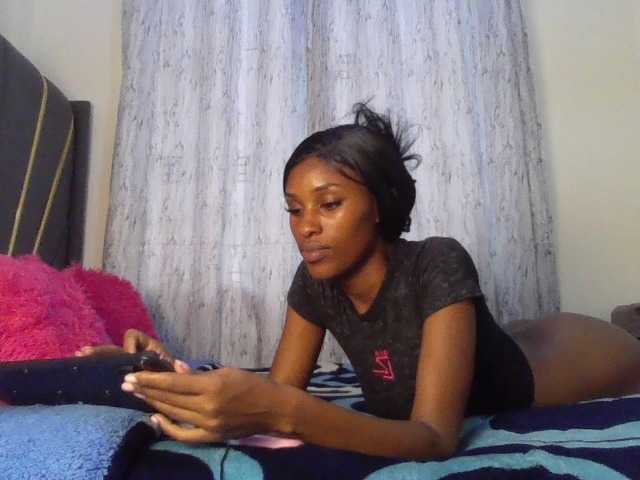 Fl0werssxoxo's BongaCams show and profile