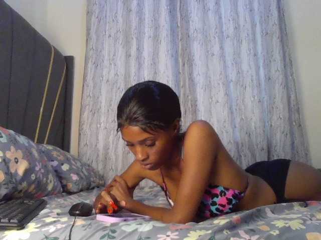 Fl0werssxoxo's BongaCams show and profile