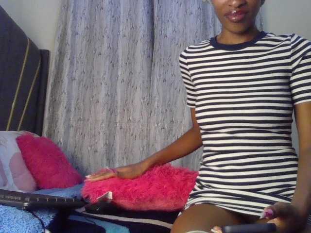 Fl0werssxoxo's BongaCams show and profile