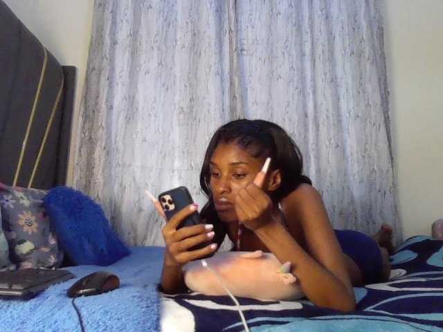 Fl0werssxoxo's BongaCams show and profile