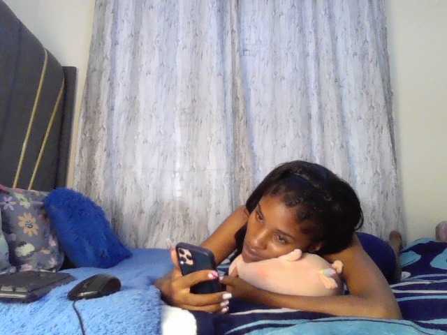 Fl0werssxoxo's BongaCams show and profile