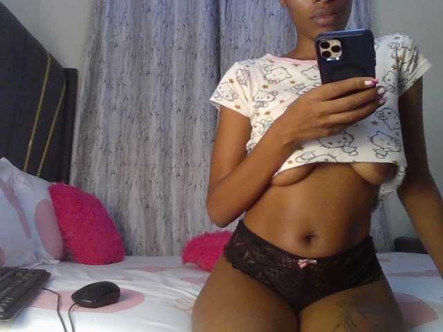 Fl0werssxoxo's BongaCams show and profile