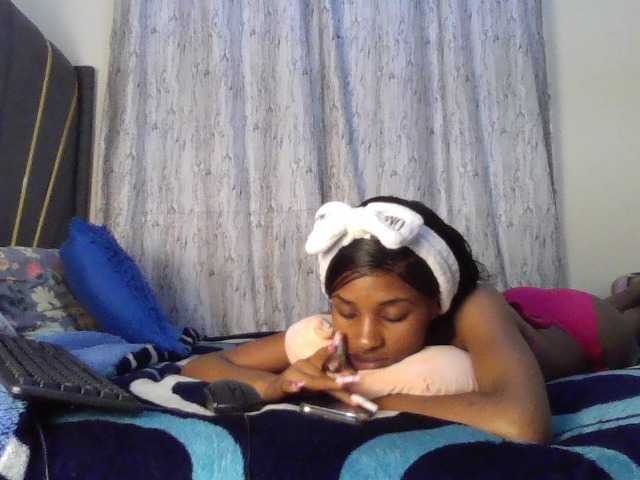 Fl0werssxoxo's BongaCams show and profile