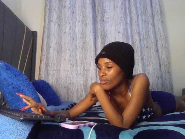 Fl0werssxoxo's BongaCams show and profile