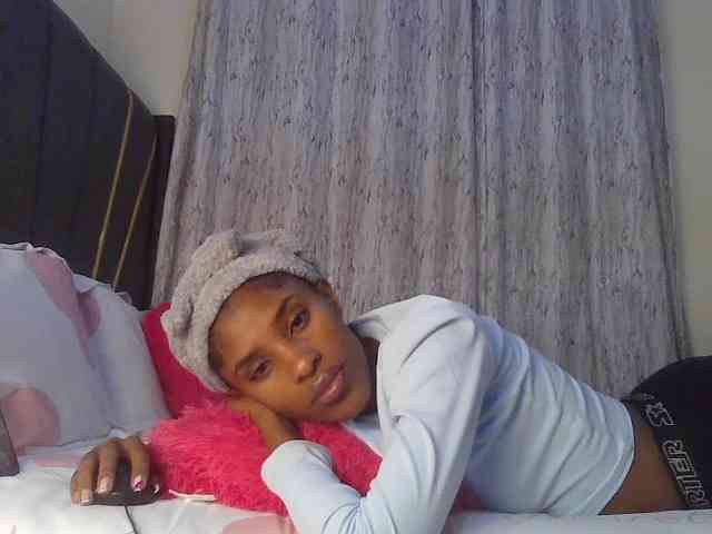 Fl0werssxoxo Live Webcam on BongaCams