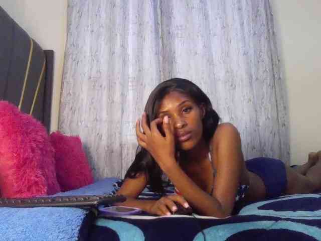 Fl0werssxoxo Live Webcam on BongaCams