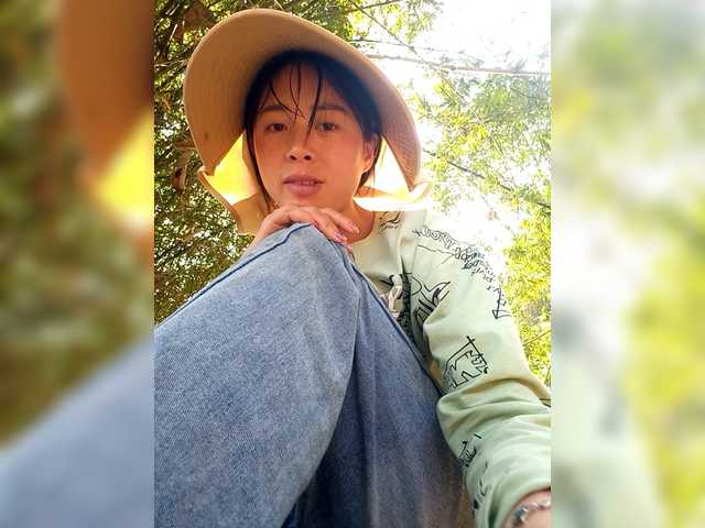 Clover6's BongaCams show and profile