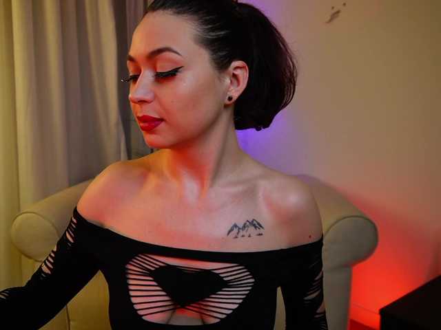 le modèle elianafoxx est en webcam porno dans un show sur le site bongacams, il possède les tags suivants: White/Caucasian,Brunette,Shaved