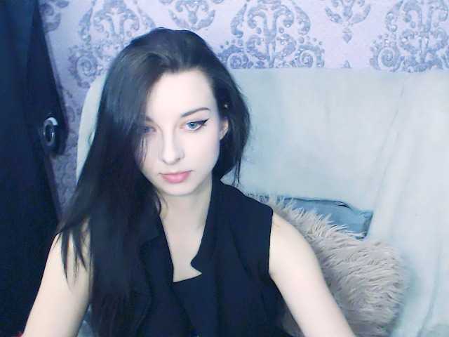 le modèle VirginLuna est en webcam porno dans un show sur le site bongacams, il possède les tags suivants: White/Caucasian,Brunette,Shaved