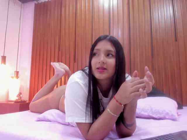 LailaRobinson webcam