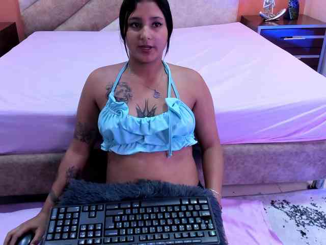 LailaRobinson webcam