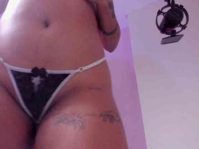 LailaRobinson webcam