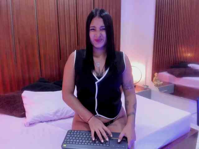 LailaRobinson webcam