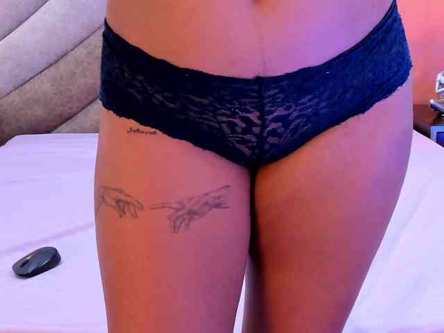 LailaRobinson webcam