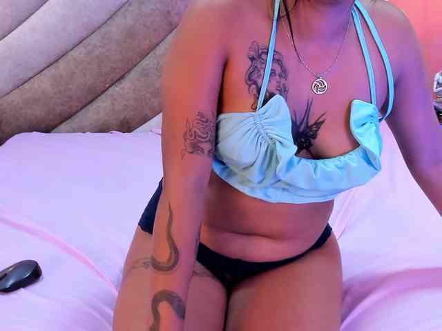 LailaRobinson webcam