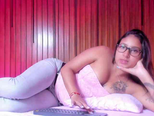 LailaRobinson webcam