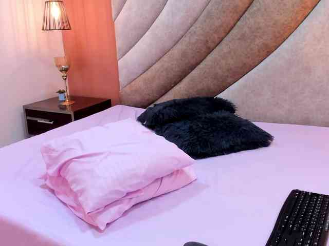 LailaRobinson webcam