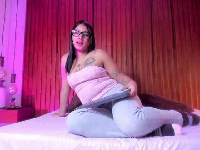 LailaRobinson webcam