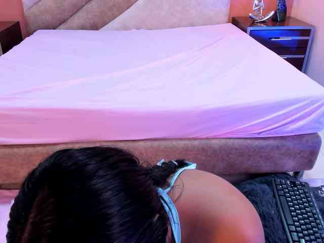 LailaRobinson webcam