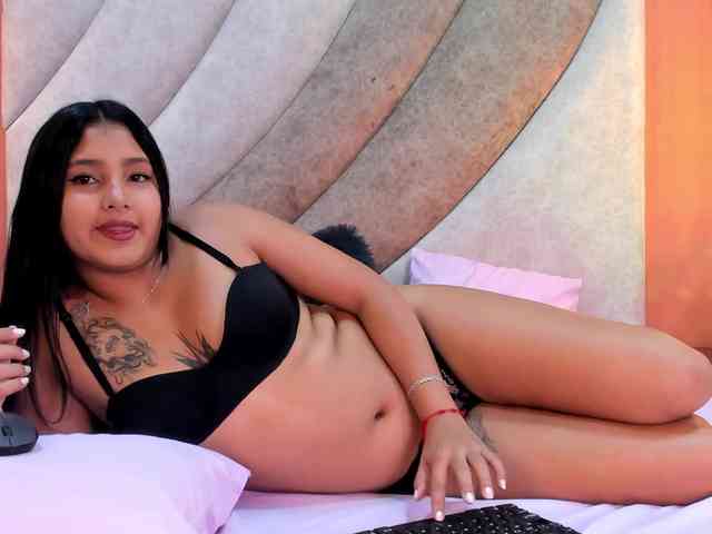 LailaRobinson webcam