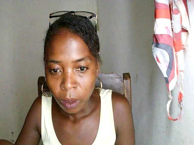 Momeny webcam bongacams model stream image