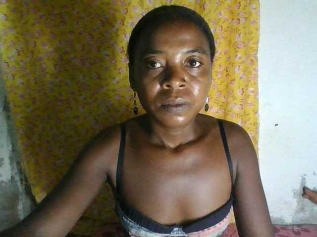 Momeny webcam bongacams model stream image