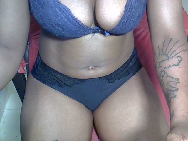 Prettytee webcam bongacams model stream image